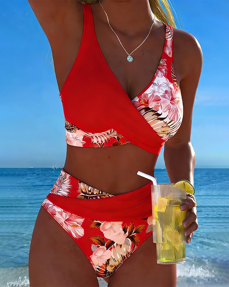 Bikini with kontrastierendem Blumenmuster and Schlitz