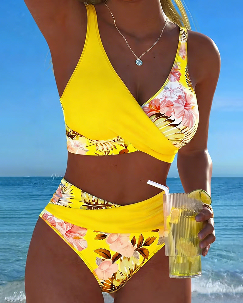 Bikini with kontrastierendem Blumenmuster and Schlitz